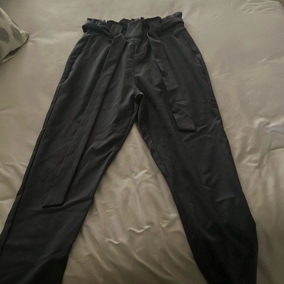 women’s cropped paper bag waist pants with pockets NWOT - Picture 5 of 7